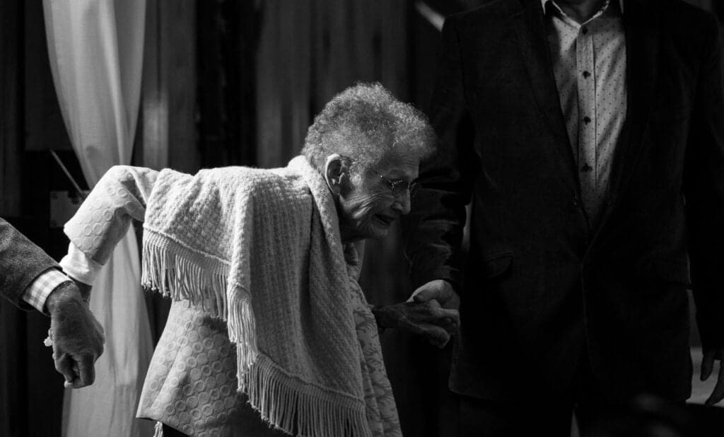 Hernia Inguinal En Ancianos: Riesgos Y Cirugía Segura Alex Boyd Lpt2Qzhjue4 Unsplash Hernia Inguinal En Ancianos